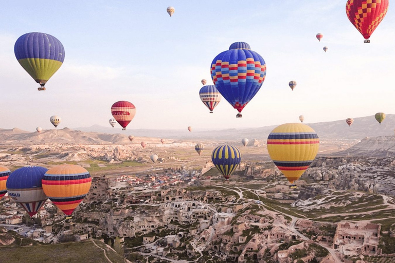 Goreme: zonsopgang heteluchtballonvlucht boven Cappadocië