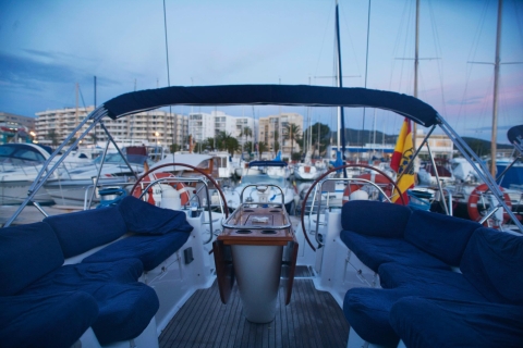 Barcelona: Prywatna luksusowa wycieczka żeglarskaBarcelona: 1 godzina prywatnej luksusowej wycieczki żeglarskiej. (maks. 12 )