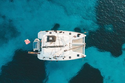 Rethymno: Luxury Catamaran Cruise with Meal & Drinks