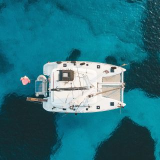 Rethymno: Luxury Catamaran Cruise with Meal & Drinks