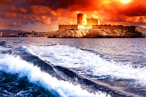 Marseille : hors-bord au crépuscule dans les îles du Frioul