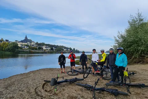 Chinon: Bicycle Tour of Saumur Wineries with Picnic Lunch