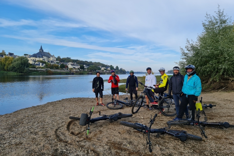 Chinon: visite à vélo des vignobles de Saumur avec pique-niquevisite guidée en anglais, français ou espagnol