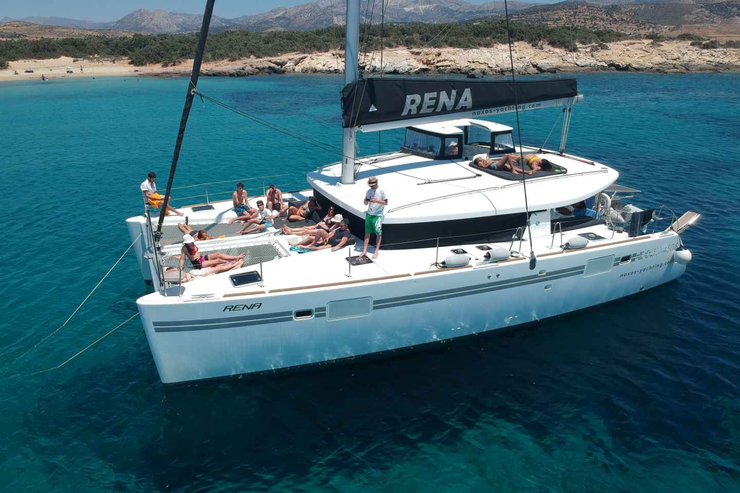Fra Naxos: Krydstogt med alt inklusive på en luksuriøs katamaran