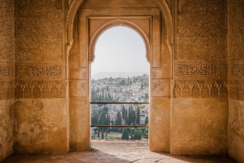 Sevilla: Alhambra-dagtrip met gids en toegang tot Nasrid-paleizen