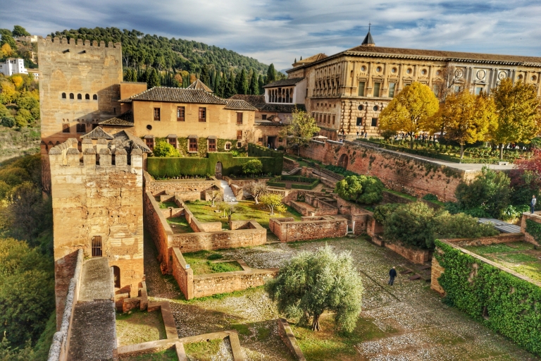 Sevilla: excursión de un día a la Alhambra con guía y entrada a los palacios nazaríes