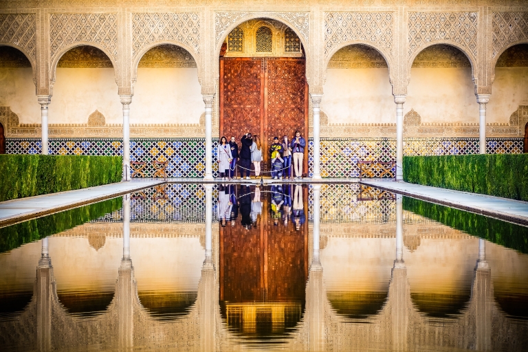 Sevilla: excursión de un día a la Alhambra con guía y entrada a los palacios nazaríes
