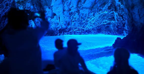 Von Trogir oder Split: Ganztagestour zur Blauen Höhle und zur Insel Hvar