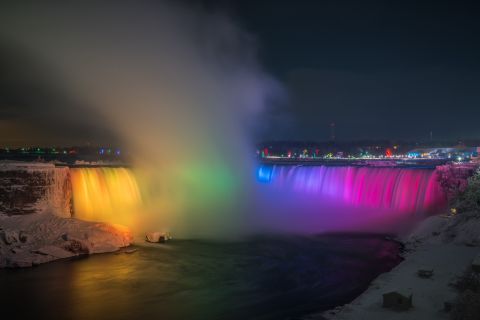 Cascate del Niagara, Canada: Torre di illuminazione e degustazione di vini