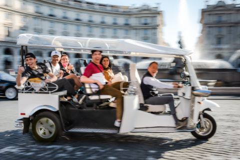 Roma: tour privato della città in tuk tuk elettrico con trasferimento