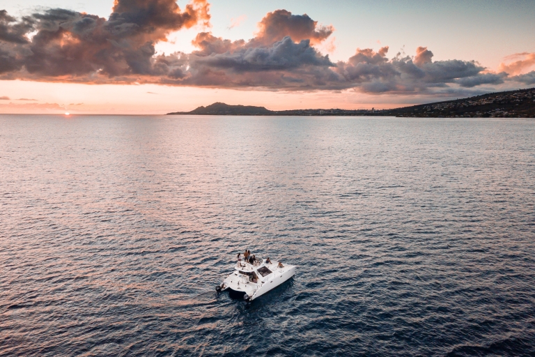 Honolulu: croisière privée en catamaran au coucher du soleil avec un guideHonolulu : croisière privée en catamaran au coucher du soleil avec un guide