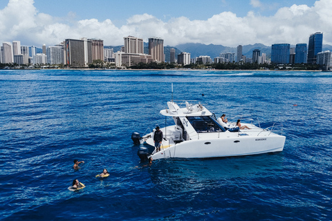 Honolulu: crucero privado en catamarán al atardecer con guía