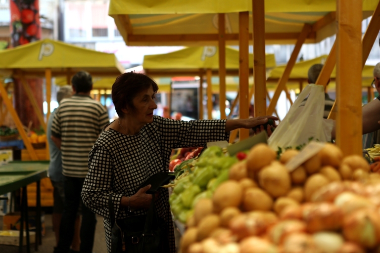 Sarajevo: stadsmarkt van Sarajevo, proeverij van eten in de oude stad