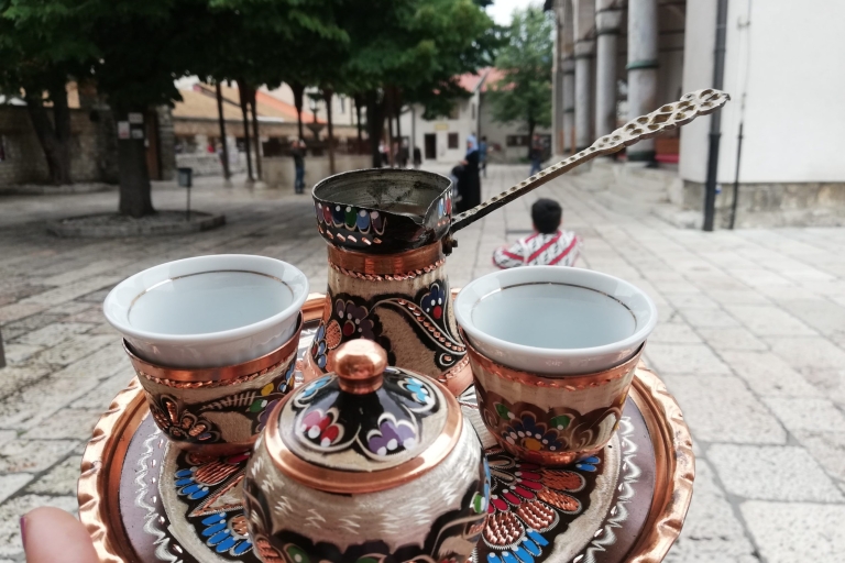 Sarajevo: stadsmarkt van Sarajevo, proeverij van eten in de oude stad