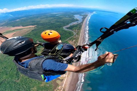 Jacó: vuelo en parapente en tándem de 1500 pies con vistas a la playa