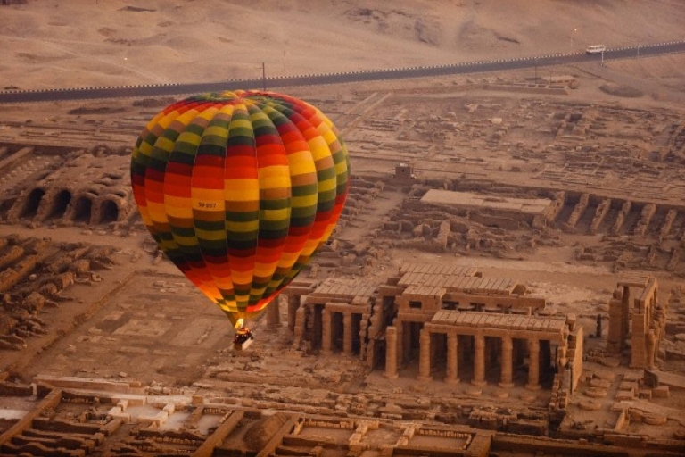 Vanuit Caïro: privétrip Luxor en heteluchtballon per vliegtuig