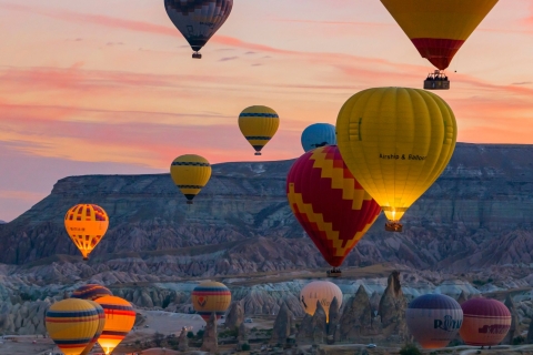 Goreme: Niedrogi lot balonem na gorące powietrze nad KapadocjąNiedrogi lot balonem na ogrzane powietrze w Kapadocji