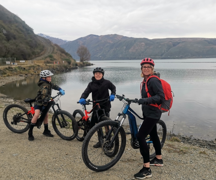 Van Cromwell: Lake Dunstan Trail E-Bike Hire & Shuttle