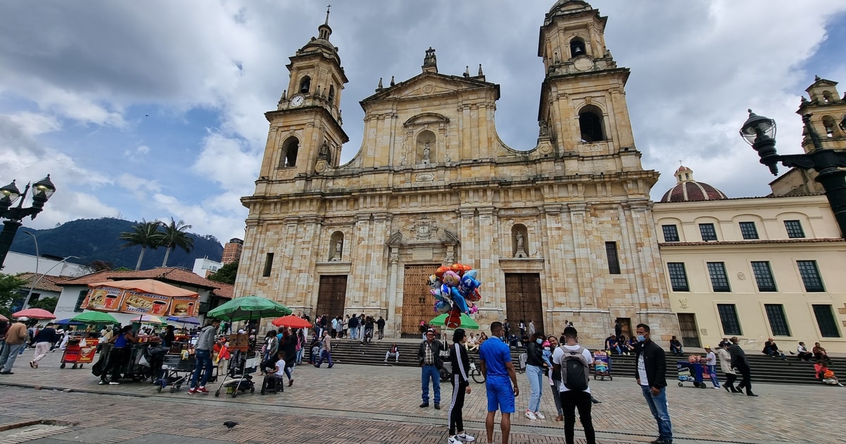 tour guide bogota colombia