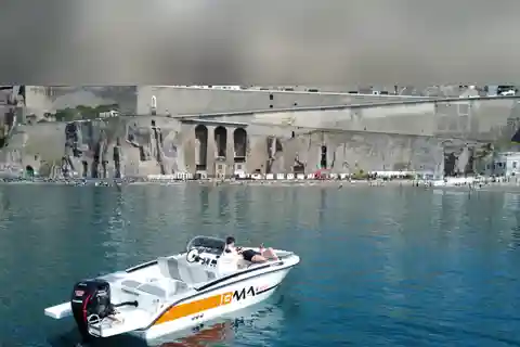ソレント発：島とカプリ島ボートツアー