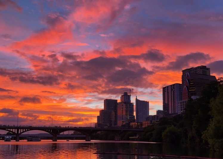 Austin: Sunset Bat Watching Kayak Tour