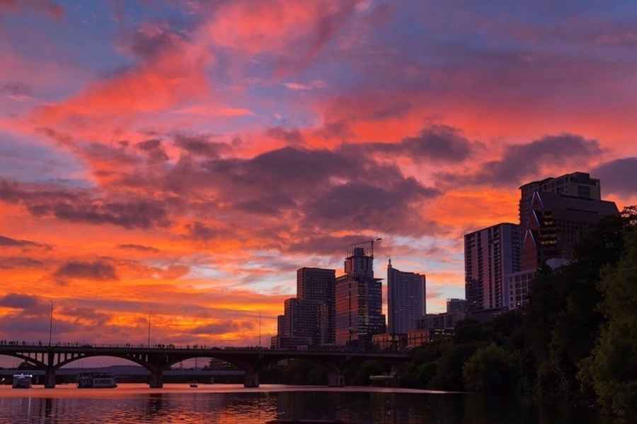 Austin: Kajaktour bei Sonnenuntergang zur Fledermausbeobachtung. Foto: GetYourGuide