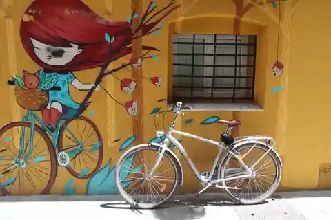 Valencia: Street Art Tour on Bicycle, E-Bike or E-Step