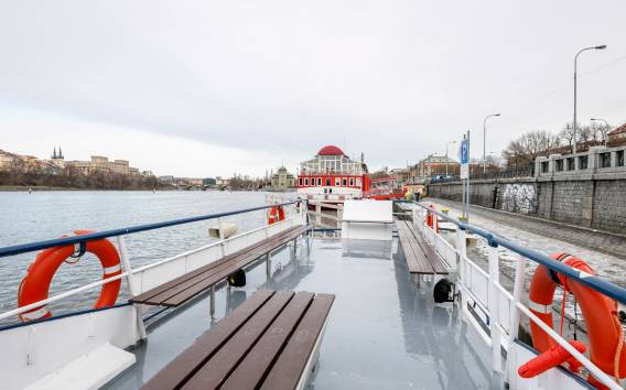 Prag: Private Bierbootfahrt mit unbegrenztem Bier
