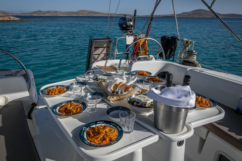 Mykonos: Crociera privata in barca a vela Rhenia con pranzo e bevandeTour privato