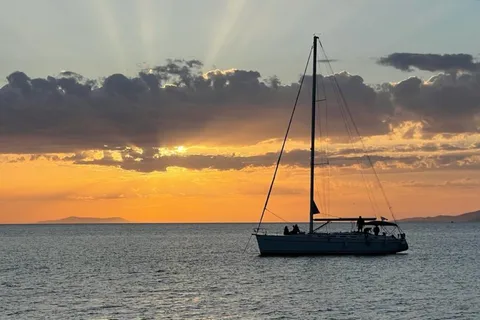 Mykonos : Croisière privée au coucher du soleil dans la mer Égée avec plateaux mykoniens