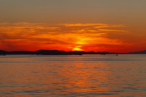 Mykonos : Croisière privée au coucher du soleil dans la mer Égée avec plateaux mykoniensMYKONOS PRIVE CROISIÈRE AU COUCHER DU SOLEIL AVEC TRANSFERT