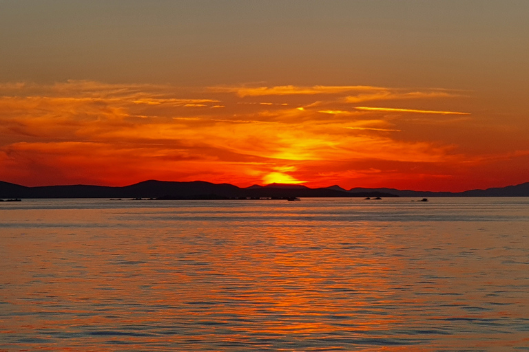 Mykonos : Croisière privée au coucher du soleil dans la mer Égée avec plateaux mykoniensMYKONOS PRIVE CROISIÈRE AU COUCHER DU SOLEIL AVEC TRANSFERT