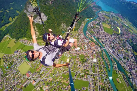 Zúrich: Excursión de un día a Interlaken incl. parapente biplaza