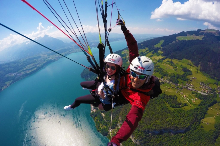Zurich: Day trip to Interlaken incl. tandem paragliding Interlaken and paraglide day trip