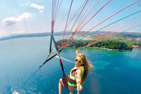 Korfu: przygoda na parasailingu w DassiaDassia: przygoda z parasailingiem na Korfu