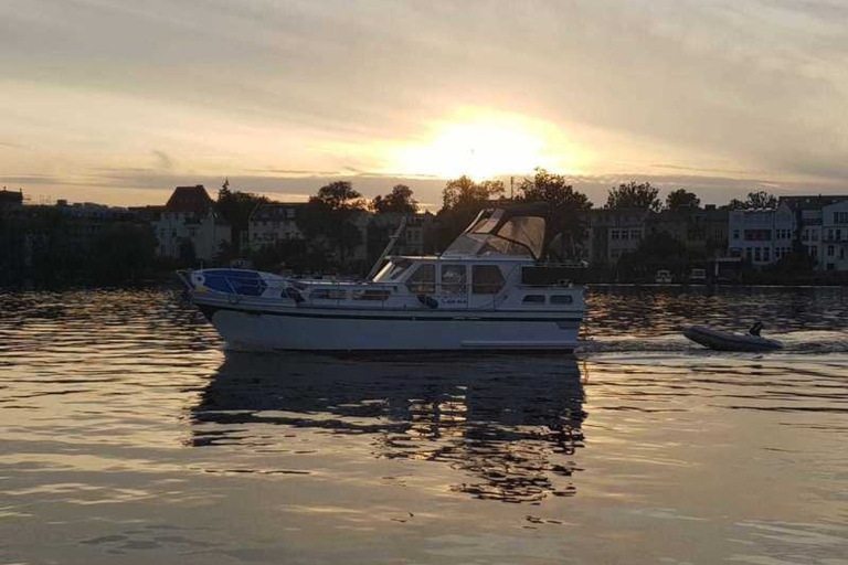 4 uur privé romantische rivierbootcruise met wijnPotsdam: privéboottocht op de Havel-rivier met wijn