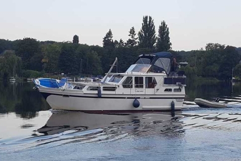 4 heures de croisière romantique privée en bateau fluvial avec vinPotsdam : Croisière privée sur la rivière Havel avec du vin