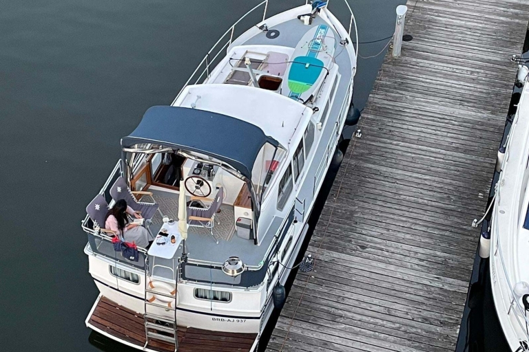 4 heures de croisière romantique privée en bateau fluvial avec vinPotsdam : Croisière privée sur la rivière Havel avec du vin