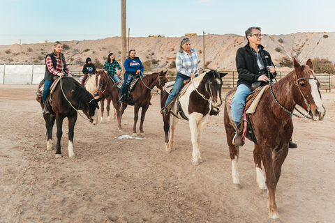 De Las Vegas: Passeio a cavalo ao pôr do sol no deserto com jantar com churrasco