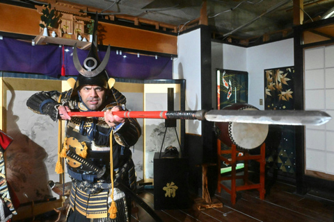 Osaka: lezione di 90 minuti sull'armatura e la spada dei samurai vicino al castelloArmatura da samurai + Spada da samurai + Riprese video