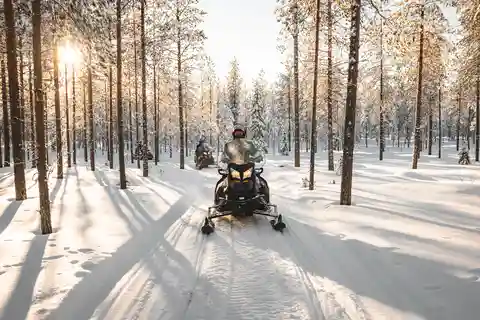 Rovaniemi: Sunrise elektrisk snöskotertur med snacks