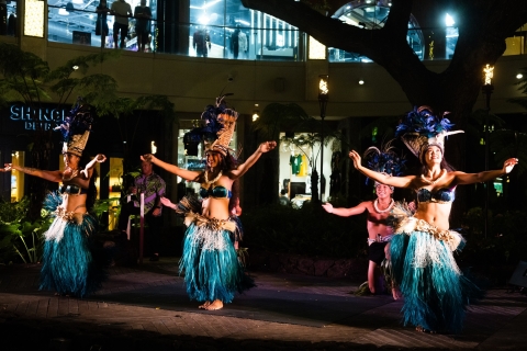 Honolulu: Królowe Waikiki LuauSiedzenia w tylnym rzędzie