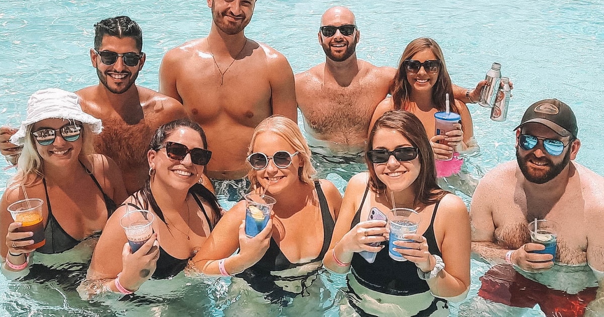 Las Vegas: Pool Crawl with Free Drinks on the Party Bus