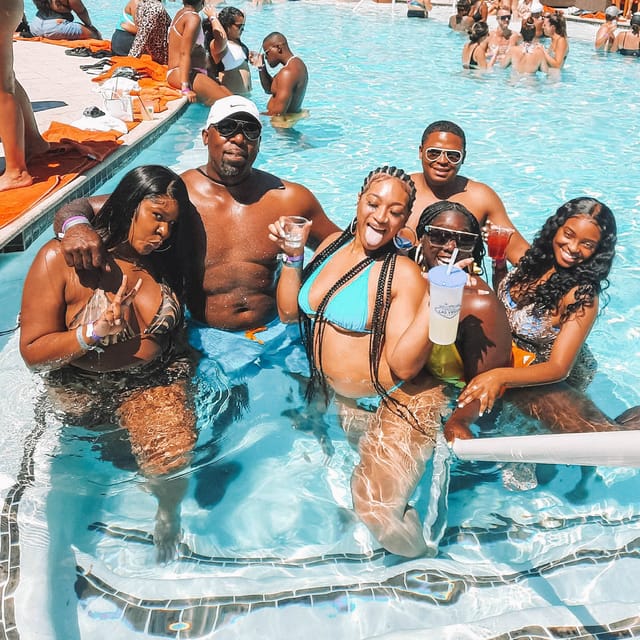 Las Vegas: Pool Crawl with Free Drinks on the Party Bus