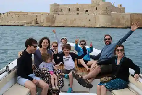 Tour in barca di 1 ora con visita alle grotte marine e all'isola di ortigia