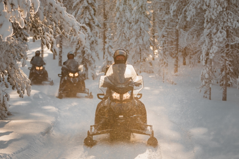 Rovaniemi: Wycieczka elektrycznymi skuterami śnieżnymi z wędkowaniem pod lodem