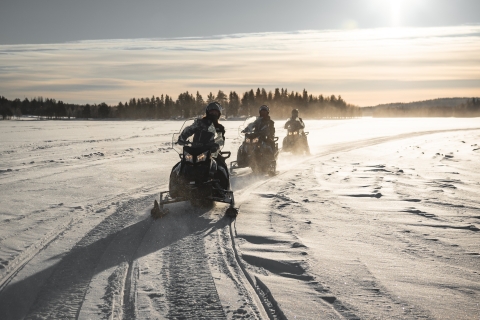 Rovaniemi: Wycieczka elektrycznymi skuterami śnieżnymi z wędkowaniem pod lodem