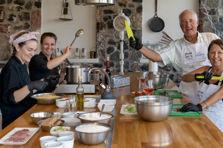 Santorini: Lección de cocina con cata de vinos o visita a la playaSolo clase de cocina