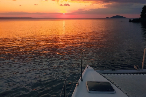 Nikiti : croisière privée en catamaran au coucher du soleil avec boissons