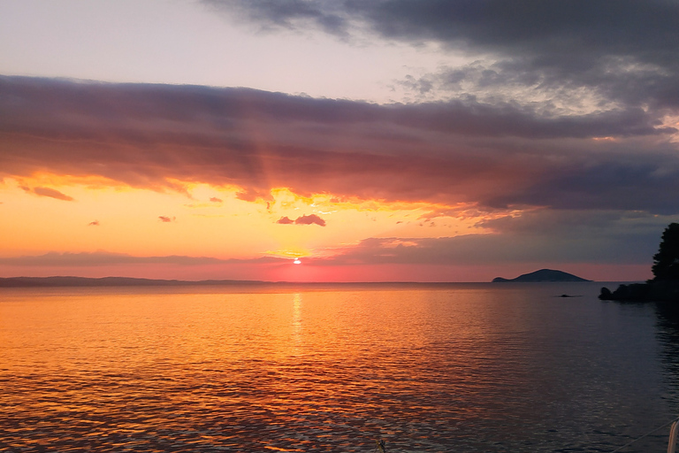 Nikiti : croisière privée en catamaran au coucher du soleil avec boissons